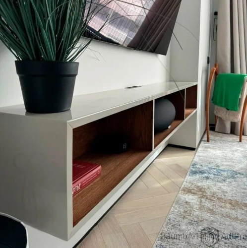 Внутреннее пространство белой консоли обшито шпоном дуба, тонированным морилкой и защищённым акриловым лаком, что делает её ещё более стильной и привлекательно