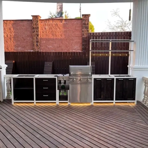 Кухня с грилем BBQ на открытой террасе