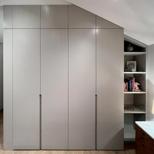 1002-49621-shkaf-v-spalnyu-zagorodnogo-doma