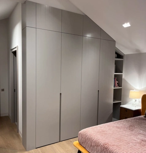 1002-49622-shkaf-v-spalnyu-zagorodnogo-doma