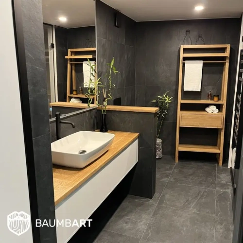 Этажерка-лестница в интерьере ванной комнаты в стиле лофт с темной плиткой.