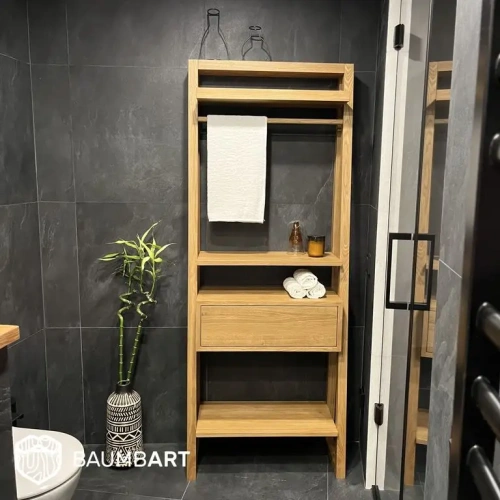 Стеллаж-этажерка из дуба в интерьере ванной комнаты в скандинавском стиле.