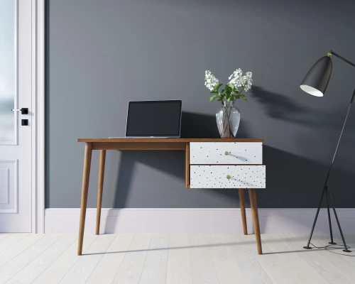 Вместительные выдвижные ящики письменного стола с круглыми золотистыми ручками.