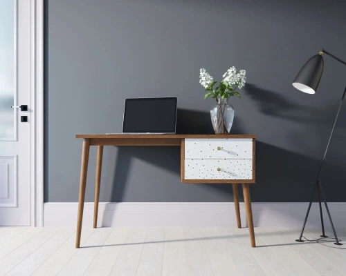  Небольшой белый стол с принтом у окна в минималистичном интерьере, организация рабочего места.