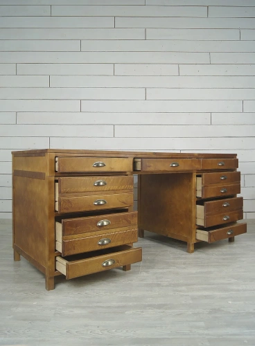 Предлагаем купить рабочий письменный стол в классическом стиле с ящиками "Gouache" цвет коричневый с помощью которого Вы сможете сделать интерьер помещения стильным и современным, мебель которая подчеркнёт особенности задуманные дизайнером интерьера. Ката