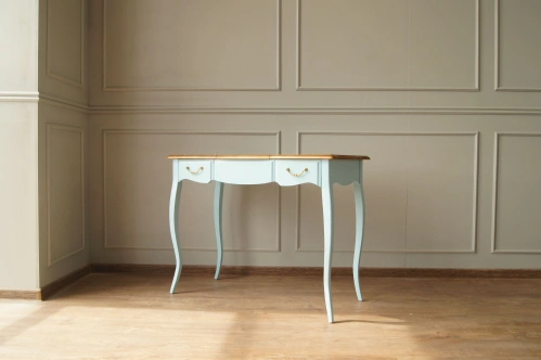 У нас вы можете заказать туалетный столик с зеркалом "Leontina blue" цвет голубой, который дополнит дизайн интнрьера вашей комнаты. Каталог мебели из России - AdtPro. Id-8