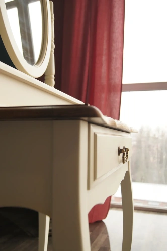 Заказанный у нас эксклюзивный туалетный столик с зеркалом "Leontina" цвет слоновая кость позволит добавить изюминку в интерьер помещения, создать атмосферу свежести и домашнего уюта. Каталог мебели из России - AdtPro. Id-2