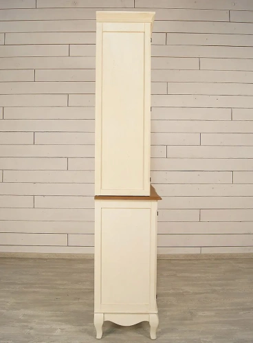 Изготовленная нами мебель на заказ - кухонный буфет  для посуды "Leontina" цвет слоновая кость несомненно станет предметом интеьера, на который невозможно будет необратить внимание. Каталог мебели из России - AdtPro. Id-1