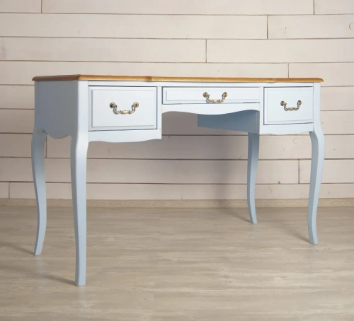 Заказанный у нас эксклюзивный стол письменный с тремя выдвижными ящиками "Leontina blue" цвет голубой позволит добавить изюминку в интерьер помещения, создать атмосферу свежести и домашнего уюта. Каталог мебели из России - AdtPro. Id-1