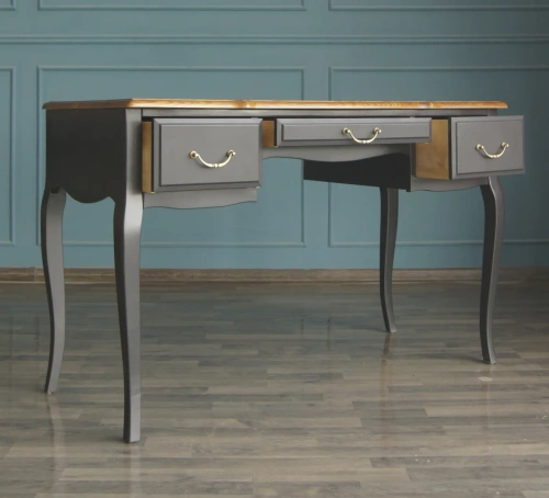 Изготовленная нами мебель на заказ - стол письменный с тремя выдвижными ящиками "Leontina black" цвет черный несомненно станет предметом интеьера, на который невозможно будет необратить внимание. Каталог мебели из России - AdtPro. Id-2