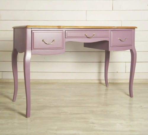 Изготовленная нами мебель на заказ - стол письменный с тремя выдвижными ящиками "Leontina lavanda" цвет лавандовый несомненно станет предметом интеьера, на который невозможно будет необратить внимание. Каталог мебели из России - AdtPro. Id-1