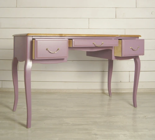 Заказать эксклюзивный стол письменный с тремя выдвижными ящиками "Leontina lavanda" цвет лавандовый, который станет приятным дополнением к неповторимому дизайну вашей комнаты. Каталог мебели из России - AdtPro. Id-2