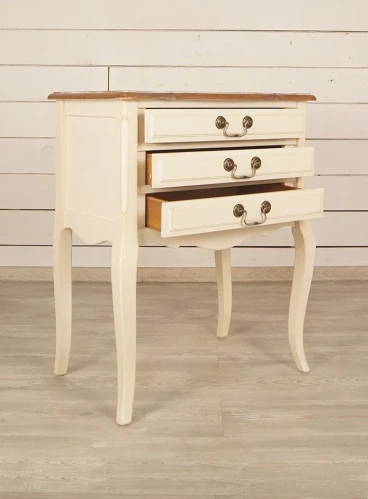 Белая прикроватная тумбочка на 3 ящика "Leontina" цвет слоновая кость идеальное решение для тех, кто хочет привнести особый шарм в свой интерьер. Каталог мебели из России - AdtPro. Id-2