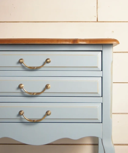 Купите прикроватная тумбочка на 3 ящика "Leontina blue" цвет голубой и Ваш интерьер несомненно преобразиться, поскольку над изготовленной в ручную мебелью работали лучшие дизайнеры мебели. Каталог мебели из России - AdtPro. Id-2