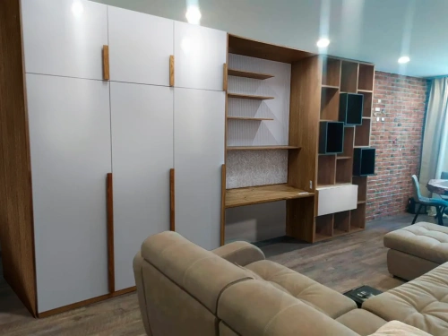 Универсальный шкаф для одежды и белья в интерьере гостиной. Сделано в России-1013-1252-1010