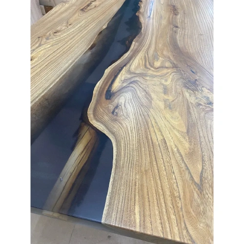 Крупный план столешницы стола Fog: рисунок массива карагача и заливка эпоксидной смолы