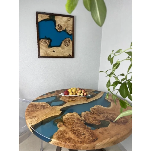 Уникальный круглый стол Delight из массива каповой ивы с голубой эпоксидной смолой, вид сверху