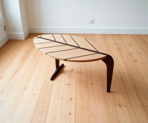 Дизайнерский журнальный столик Leaf в форме листа из массива дерева на деревянном полу гостиной