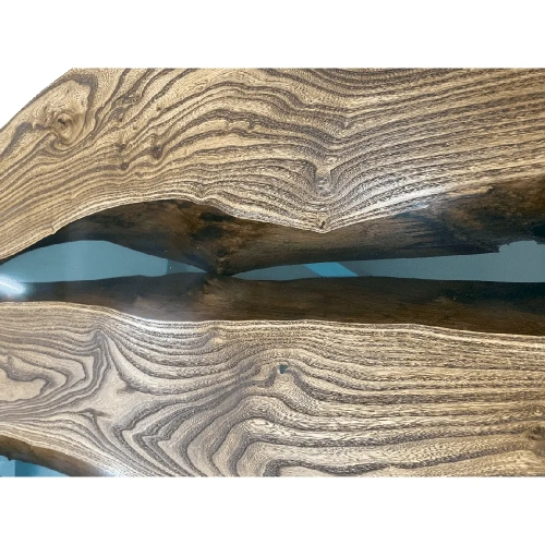 Крупный план столешницы: природный рисунок горного вяза и художественная вставка из голубой прозрачной эпоксидной смолы. - AdtPro Id-3