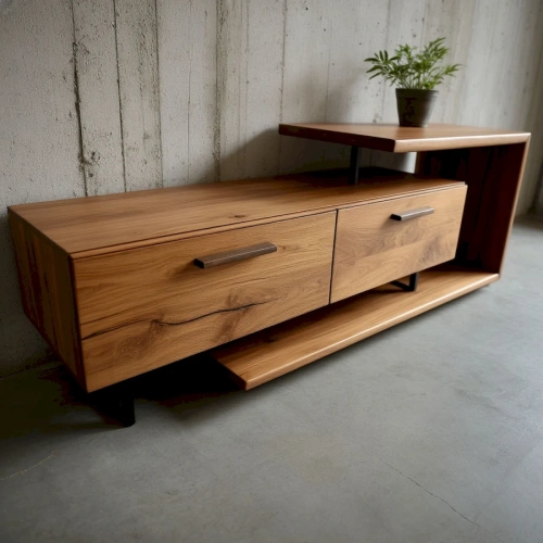 Дизайнерский столик в интерьере с индустриальными и природными элементами, стиль лофт-джапанди