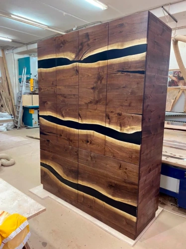 Изготовление эксклюзивного шкафа из массива Американского ореха. Сделано в России