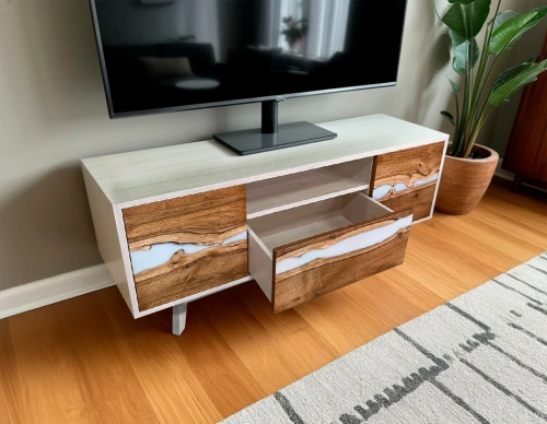 Широкая столешница низкой тумбы, идеально подходящая для размещения телевизора или декора