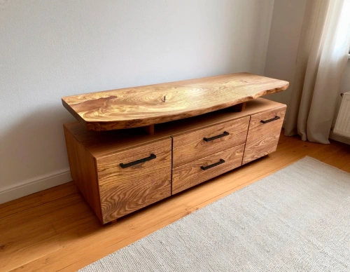 Тумба под телевизор из массива карагача с цельным слэбом и природной кромкой