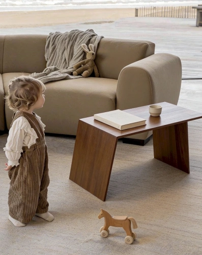 Низкий журнальных столиков из ореха "Scandy" в скандинавском стиле как детский столик для игр или творчества