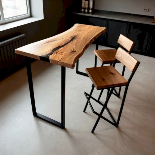 Комплект - барные стулья и кухонный остров из слэба со смолой в минималистическом интерьере 