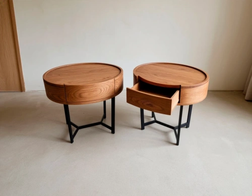 Круглые деревянные столики в светлой гостиной скандинавского стиля, рядом с диваном и ковром