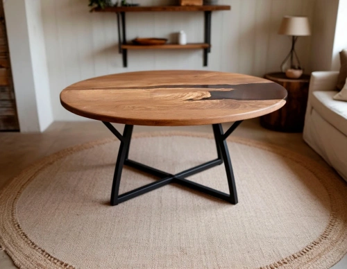 Дизайнерский стол с эпоксидной смолой в индустриальном интерьере лофт