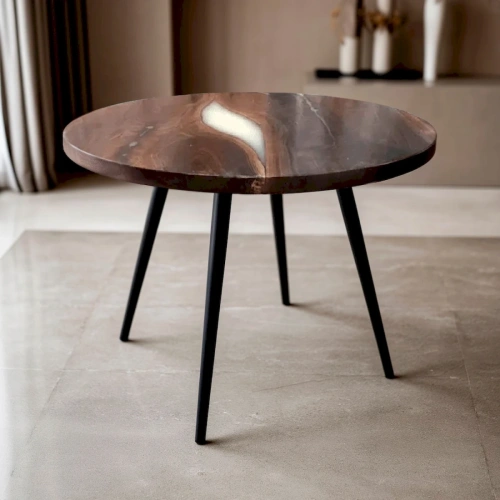 Обеденный стол с эпоксидной смолой в минималистическом интерьере столовой