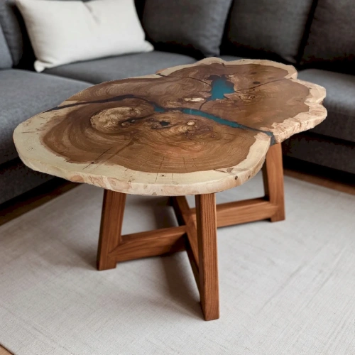 Столик Perfect из среза дерева в современной гостиной с лаунж-зоной в окружении диванов