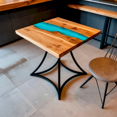 Квадратный стол из дерева с бирюзовой смолой и перламутром на кованом основании в современной обеденной зоне на кухне