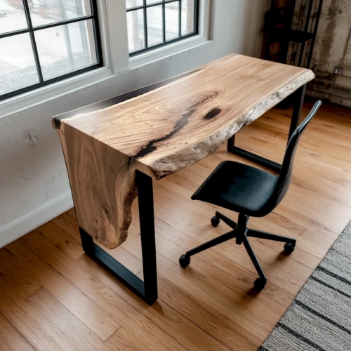 Письменный стол из массива горного вяза с темными заливками эпоксидной смолой на фоне светлой древесины