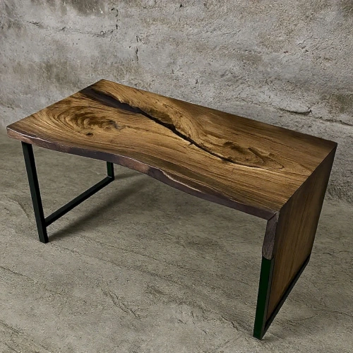 Дизайнерский письменный стол из массива карагача с голубой эпоксидной смолой в интерьере кабинета