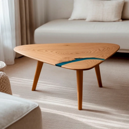 Журнальный столик треугольной формы Медиатор из светлого вяза с бирюзовой эпоксидной смолой в современной гостиной