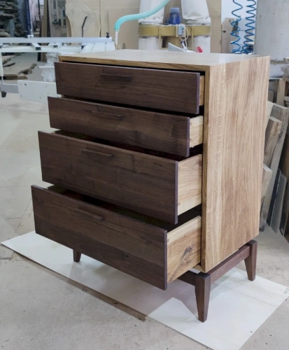 Комод с четырьмя выдвижными ящиками из массива