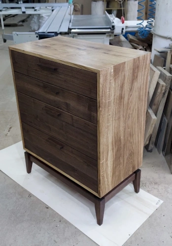 Великолепный комод из комбинации различных пород массива дерева