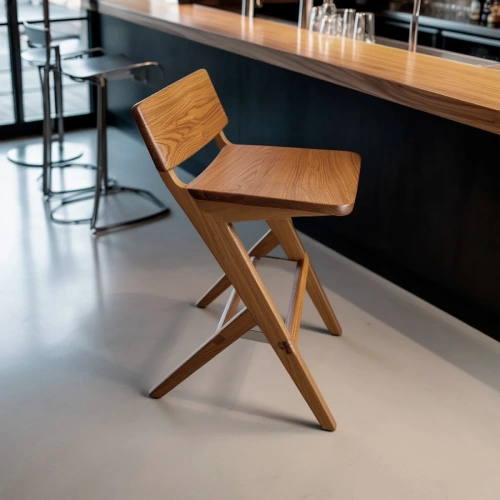 Деревянный барный стул из твердых пород дерева у барной стойки