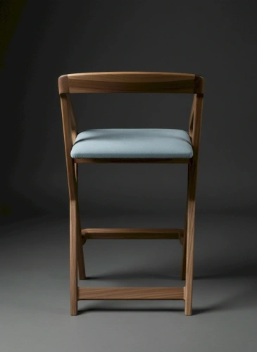 Цельная деревянная форма эргономичной конструкции барного стула - вид зади