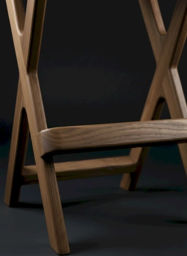 Фактура и текстура массива дерева на ножках барного табурета, натуральная отделка