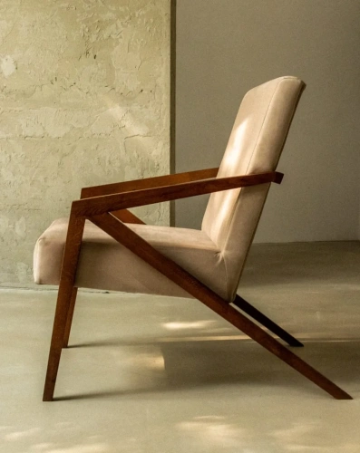 Каркас кресла выполнен из массива дуба цвета темного ореха.