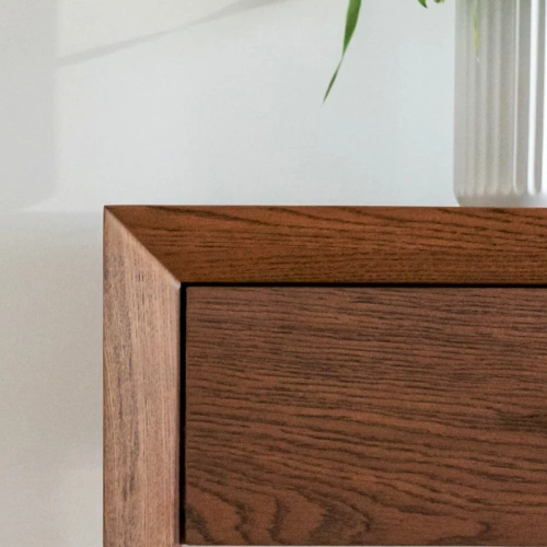 Тумба под телевизор Aloe с 3 ящиками поставляется в собранном виде. 