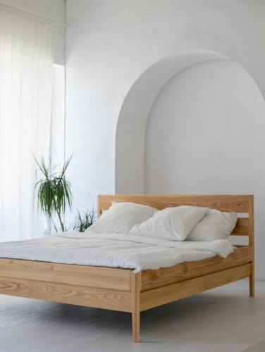 Двуспальная кровать из светлого массива дерева с выдвижными ящиками в современной светлой спальне