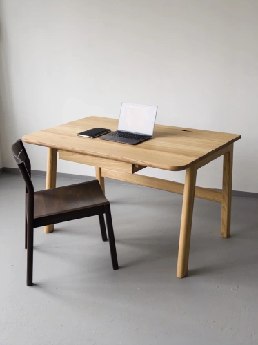 Рабочее место с деревянным столом из массива дуба: ноутбук, канцелярия и декор в стиле джапанди