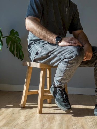 стильный и устойчивый табурет, выполненный из высококачественного массива дерева