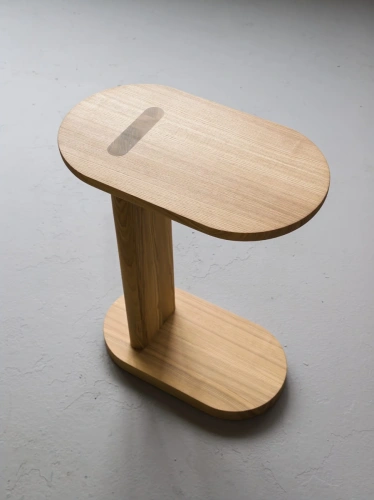 Деревянный стол Друг у дивана, детальная съемка ножки стола и вставок в столешнице