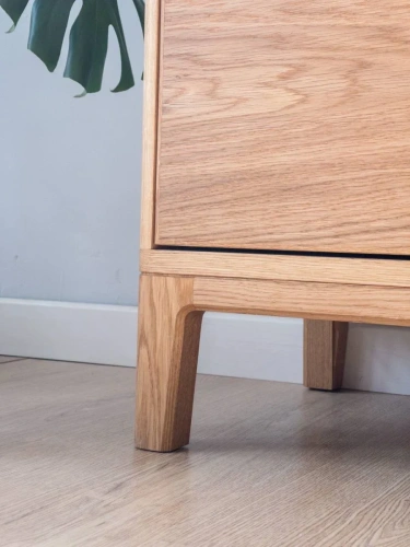 Ножки комода Руан также выполнены из массива дерева