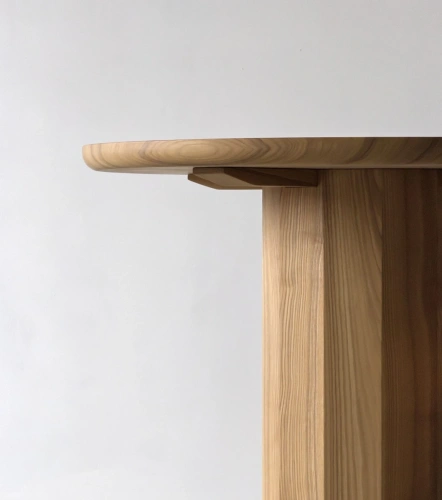 Деталь монолитной ножки и основание круглого дубового стола скандинавского стиля